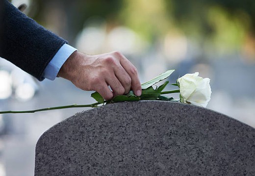 Todos Los Santos: ventajas de las flores artificiales para los cementerios