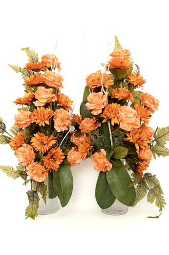 Alegre ramo de flores artificiales para cementerio de rosas naranjas