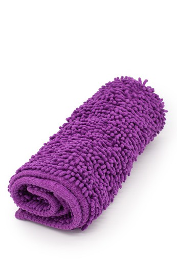 Tapis de serviette en chenille violet avec support antidérapant. Lasa Home