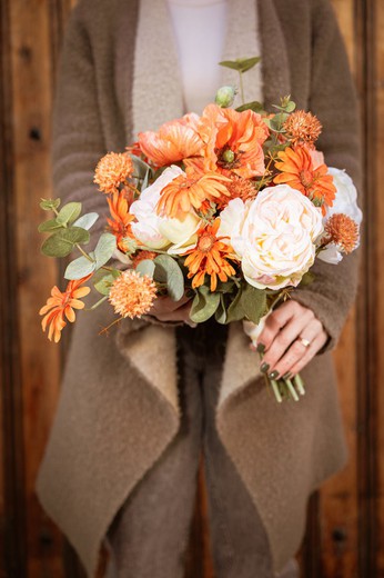 Bouquet de fleurs artificielles avec roses artificielles de couleur orange