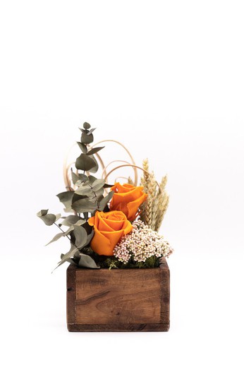 Caja de caoba con flores secas y preservadas en color naranja