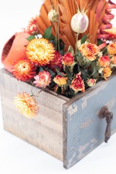 Caja XL de madera con flores secas y flores preservadas en color Naranja y  Marrón — Oh!MyFlor