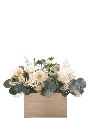 Caja de madera de pino con flores blancas secas y flores preservadas