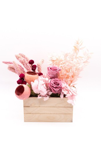 Caixa de madeira natural com flores secas e preservadas na cor rosa