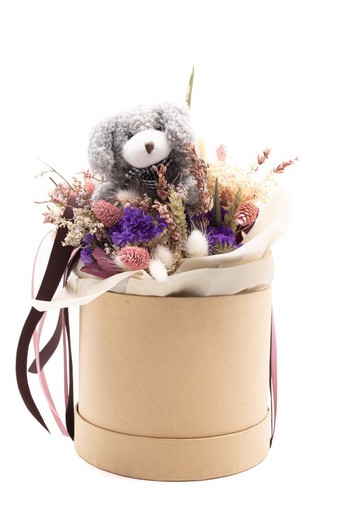 Caixa decorativa com flores secas e preservadas com ursinho amoroso