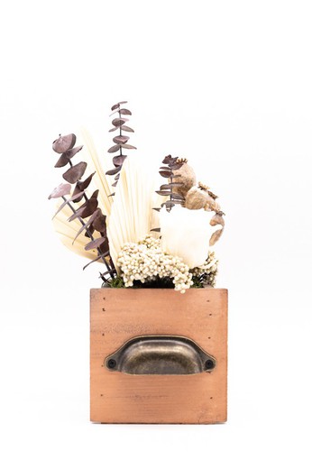 Caja vintage de madera con flores presevadas y flores secas