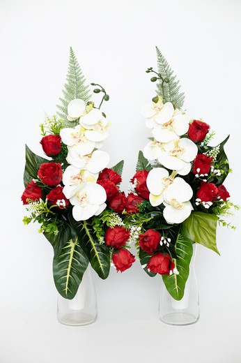 Bouquet de fleurs artificielles avec orchidée et roses pour cimetière en blanc et rouge