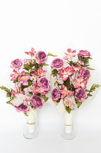 Pièce maîtresse de fleurs de cimetière avec roses violettes