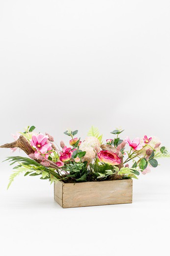 Centre de table allongé avec des fleurs de rose, de renoncule et d'hortensia.