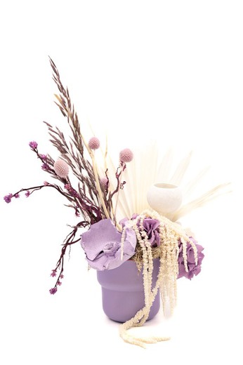 Centre de table lilas avec fleurs blanches et lilas stabilisées