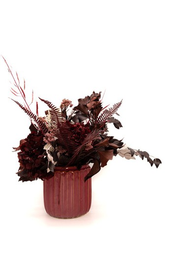 Centro de mesa en jarrón de cerámica con flores secas y flores preservadas en color granate y crema