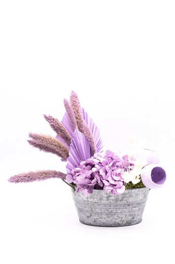 Centre en métal avec fleurs violettes séchées