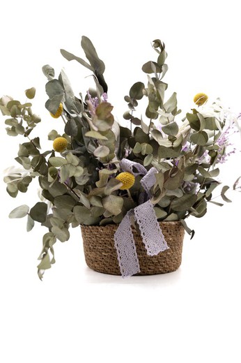 Cesta de ratán de eucalipto con flores secas y preservadas
