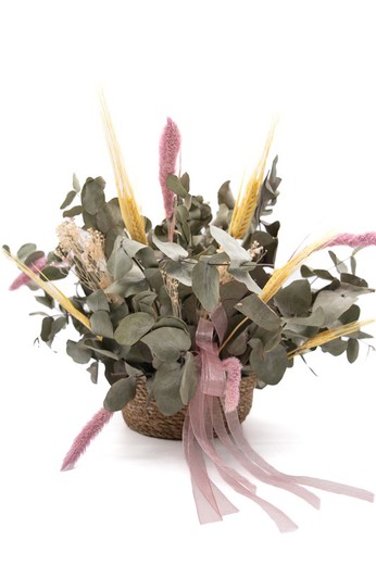 Cesta de ratán de flores secas, pequeñas flores preservadas y eucalipto