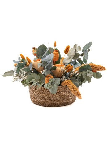 Cesta vintaje de paja natural con alegres flores secas en color naranja