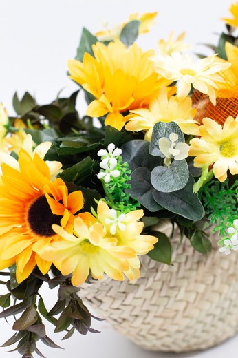 Cesto de Palma natural con flores artificiales en color Amarillo