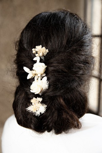 Conjunto de 4 grampos de cabelo com mini rosas em conserva na cor branca