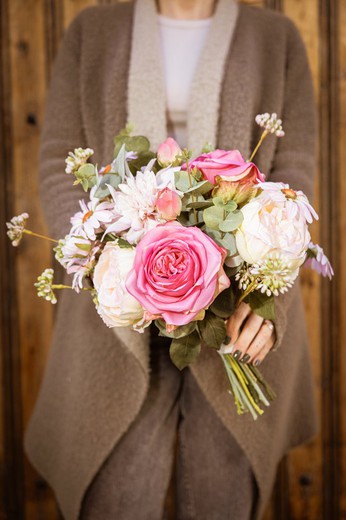 Délicat bouquet de fleurs artificielles avec roses et marguerites artificielles