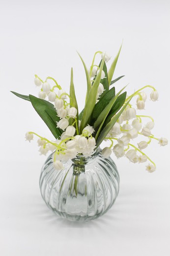 Vase délicat à fleurs de forêt, muguet.