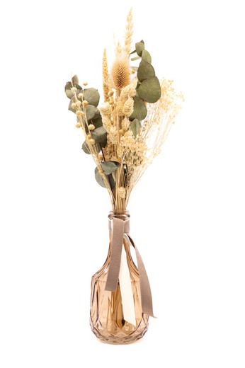 Delicado vaso de vidro esculpido com elegante arranjo de flores secas e flores em conserva