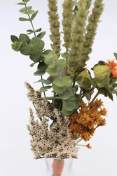 Delicado jarrón de flores secas y preservadas en color beig y