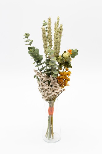 Delicado vaso de flores secas e em conserva em cores naturais e laranja.
