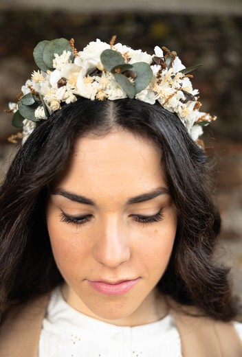 Diadema estilo tiara con flores secas y preservadas