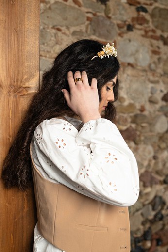 Diadema reversible de lado con flores secas para peinado de novia