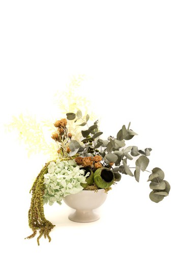 Centre de table fleuri de style jardin avec fleurs séchées et fleurs stabilisées.