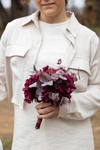 Elegante buquê de dama de honra com hortênsias em conserva e eucalipto em conserva