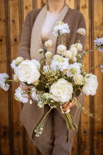 Elegante ramo de flores artificiales para tu hogar con peonias en color blanco