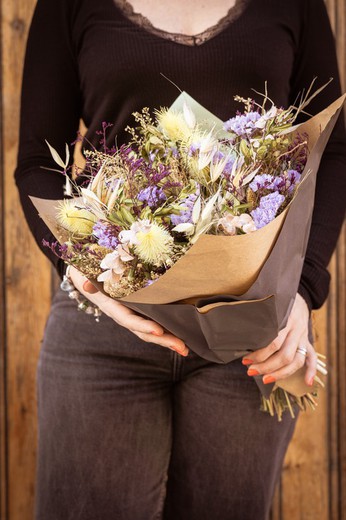 Elegante ramo de flores preservadas y secas con aire rústico en colores lilas y amarillos