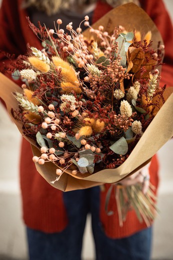 Elegante ramo de flores preservadas y secas con aire silvestre en colores naranjas y  marrones