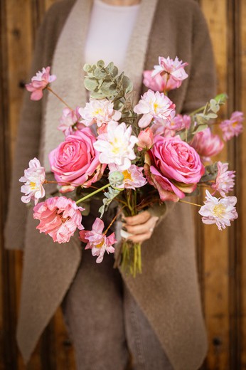 Elegante y delicado ramo de flores artificiales con grandes rosas de jardín artificiales.