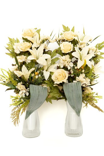 Bouquet de fleurs élégant et délicat pour cimetière de couleur crème