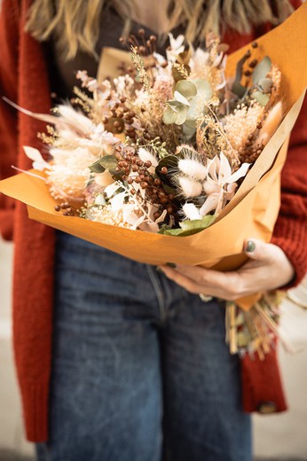 Enérgico y cálido ramo de flores secas y preservadas en tonos naranja