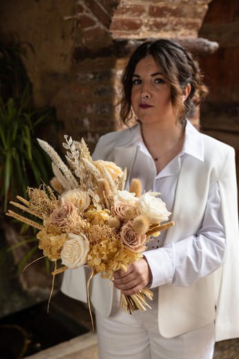 Fantástico ramo de novia de flores preservadas con rosas de jardín preservadas en colores crema y rosados