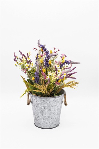 Fleurs sauvages de couleur lilas dans un pot de fleurs en métal