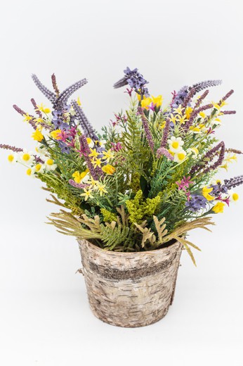 Flores silvestres con manzanilla, lavanda y margaritas en colores lila en un macetero natural