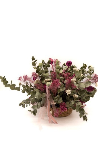 Grand panier de fleurs avec eucalyptus et fleurs séchées