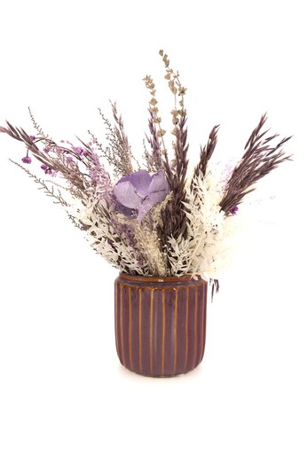 Grande composição floral com flores secas e flores preservadas em vaso de cerâmica lilás
