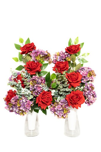 Grand bouquet de fleurs avec roses rouges artificielles, un classique