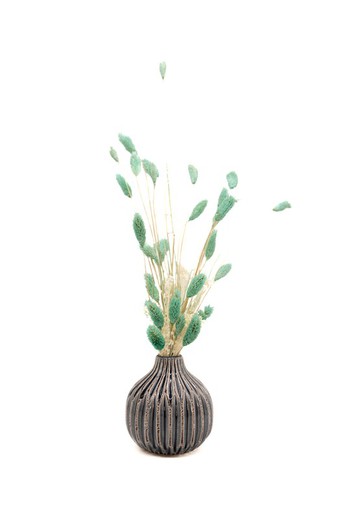 Vase en céramique avec fleurs séchées et stabilisées en blanc et aigue-marine