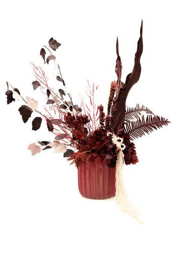 Jarrón de cerámica granate con flores secas y flores preservadas