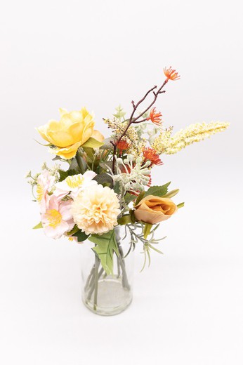 Vase en verre avec des fleurs sauvages de couleur orange