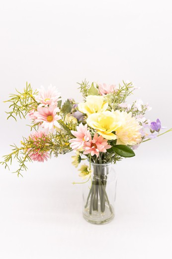 Vase en verre avec des fleurs sauvages en rose