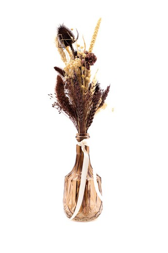 Jarrón de cristal marrón con flores secas en colores crema