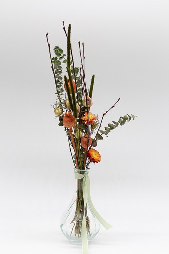 Vase en verre vintage avec fleurs séchées et fleurs stabilisées en vert