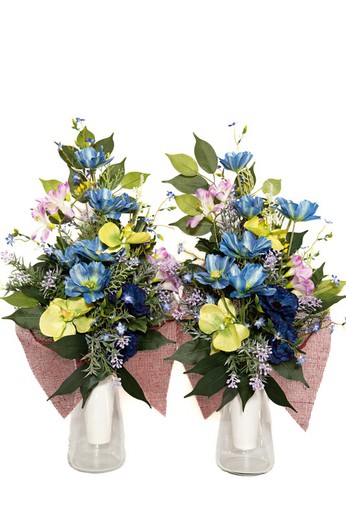 Marguerites artificielles en bleu pour ce bouquet de fleurs pour le cimetière