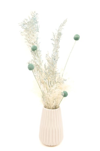 Vaso moderno de cerâmica branca com flores secas e preservadas